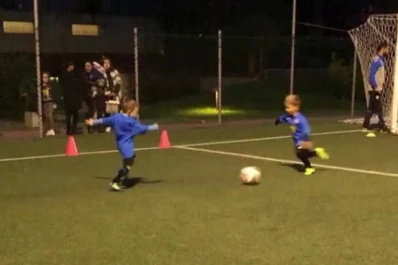 ¡Estas igual! El hijo del Papu Gómez festejó su propio gol con el mismo bailecito que su papá