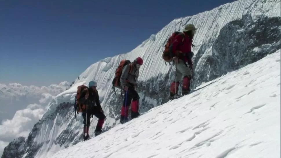 HISTORIA TRÁGICA. En “Dhaulagiri, ascenso a la montaña blanca”, Harbaruk entrevista a sobrevivientes. 