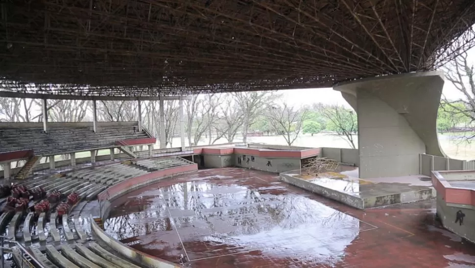 HÚMEDO. Al llover, la cancha del Palacio se llena de agua; cada vez son más las goteras que hay en el techo. LA GACETA TV - PANORAMA TUCUMANO.-