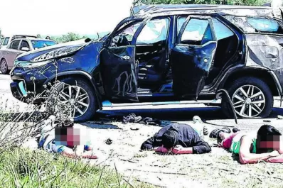 Persecución: tenían un arma, quisieron escapar y volcaron