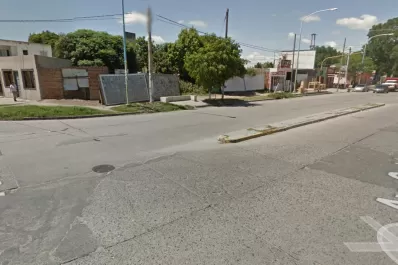 Tres delincuentes atacaron a un policía uniformado y le robaron su arma reglamentaria