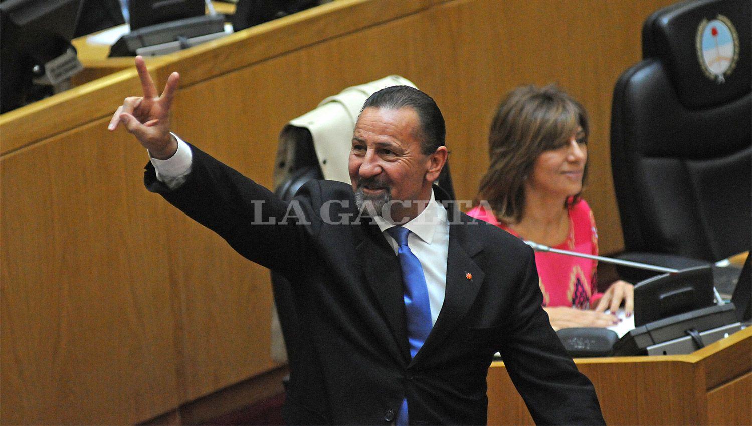 DEDOS EN V. Juri celebra su designación como presidente subrogante de le Legislatura. LA GACETA / FOTO DE FRANCO VERA