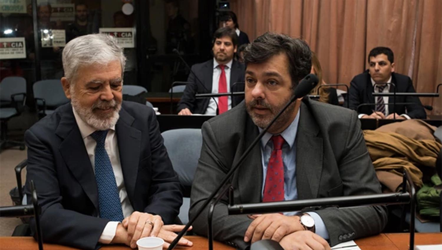 Julio De Vido y su abogado Maximiliano Rusconi. FOTO TOMADA DE INFOBAE.COM