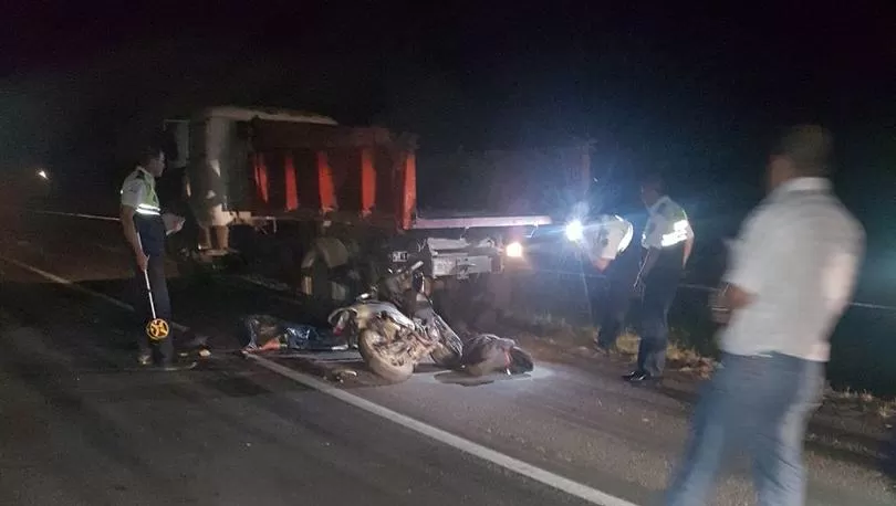 RUTA 38. Un motociclista murió al embestir a un camión en la banquina. fotos enviadas a la gaceta en whatsapp
