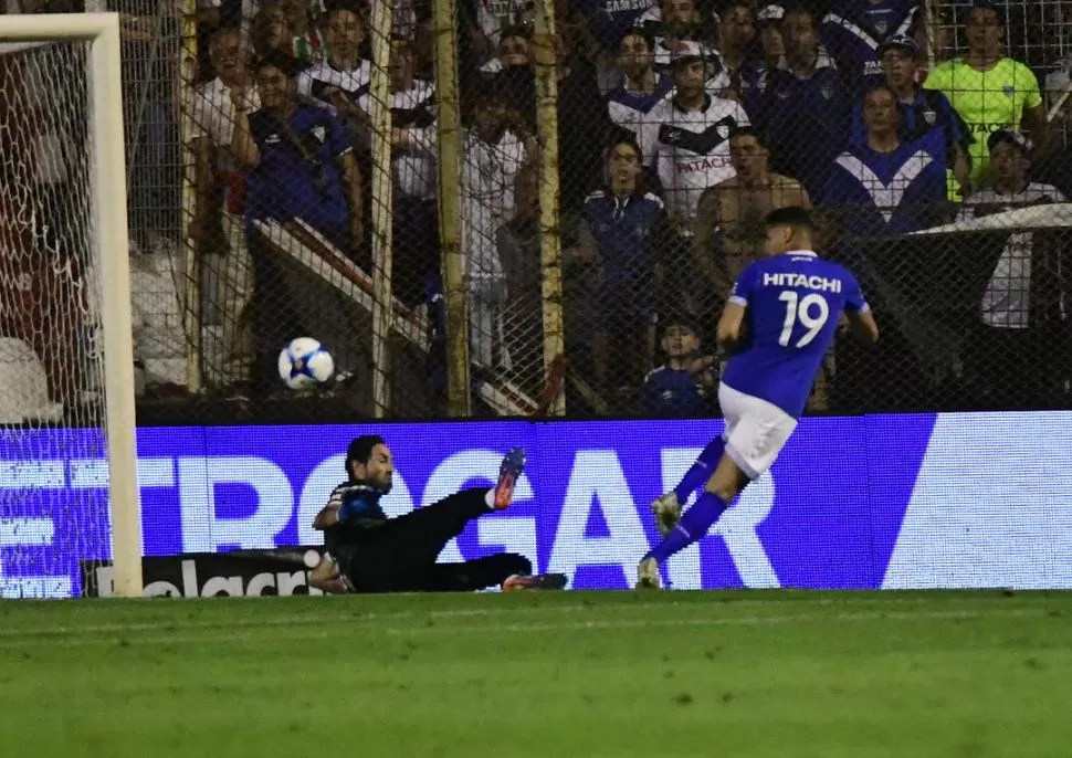 IMAGEN REPETIDA. Lucchetti le gana el duelo a Romero. Los delanteros de Vélez no pudieron quebrar la resistencia del arquero “decano”. foto de josé almeida (especial para la gaceta)