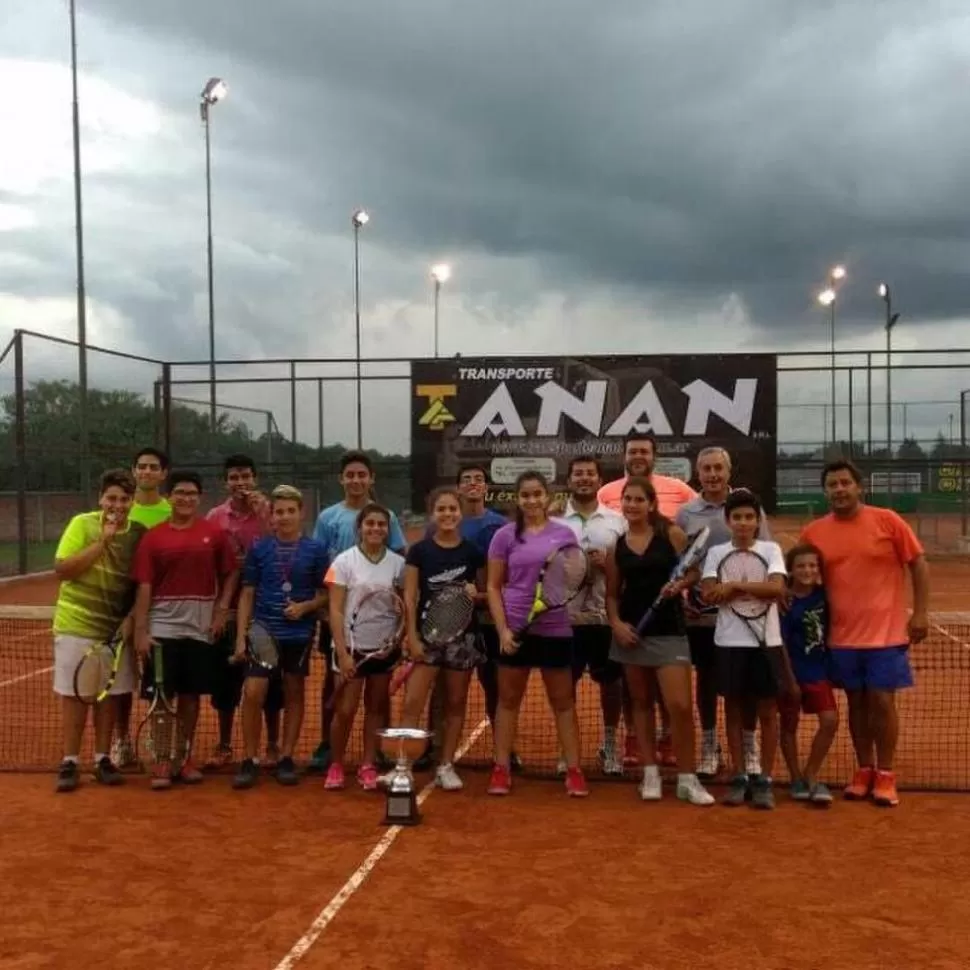 LA COPA TIENE DUEÑO. El equipo de Aiziczon Tenis ganó el torneo por tercera vez.   