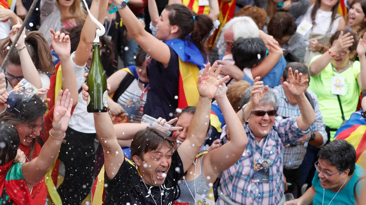FESTEJOS. Catalanes celebran la votación en el Parlamento. REUTERS