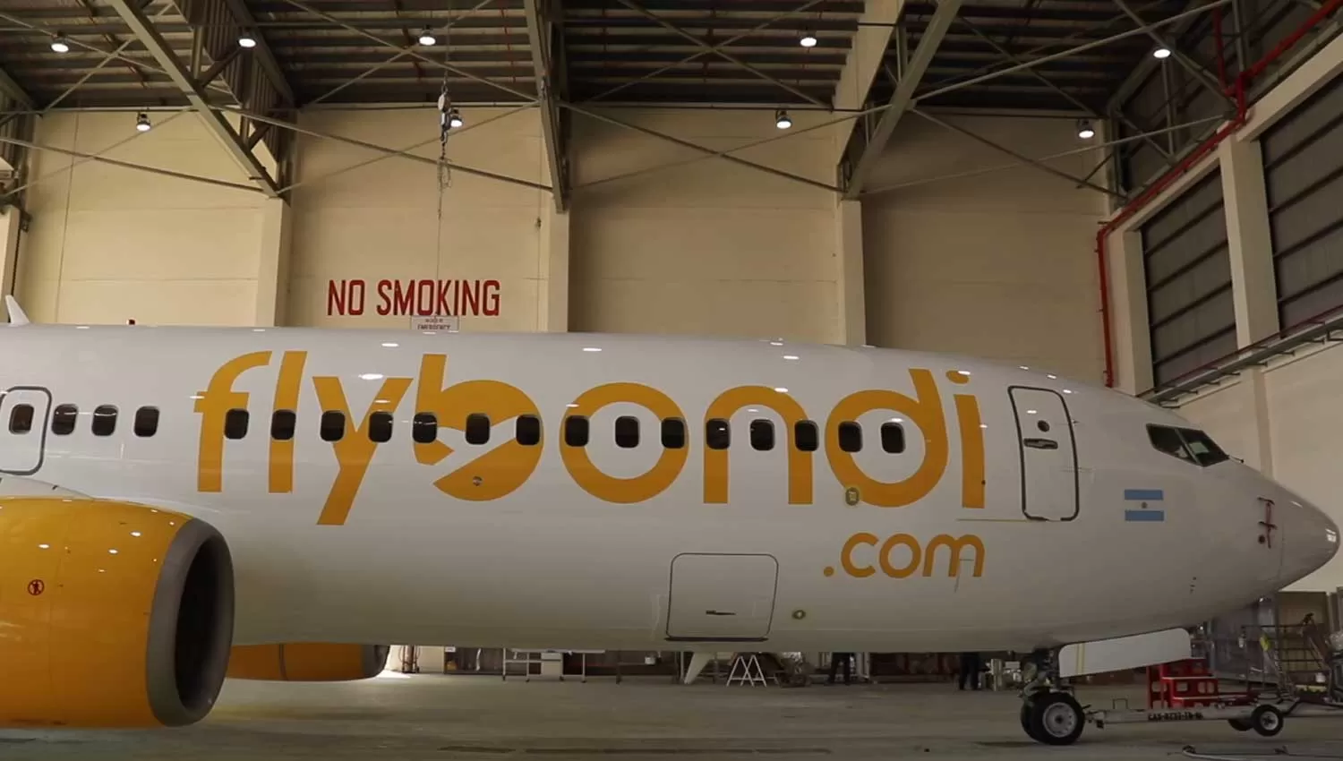 Presentaron el primer avión de FlyBondi, la low cost que volará desde Tucumán en 2018