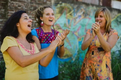 Unas Fulanas que hacen oír su música latinoamericana