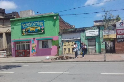 Vecinos piden que reemplacen al árbol que talaron en la zona de la plazoleta Mitre