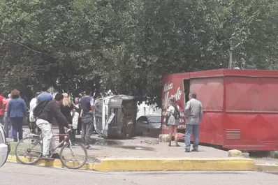 Volcó su camioneta por esquivar una moto que cruzó un semáforo en rojo