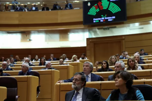 Cuarenta minutos después de la independencia, el Senado español aprobó la intervención de Cataluña