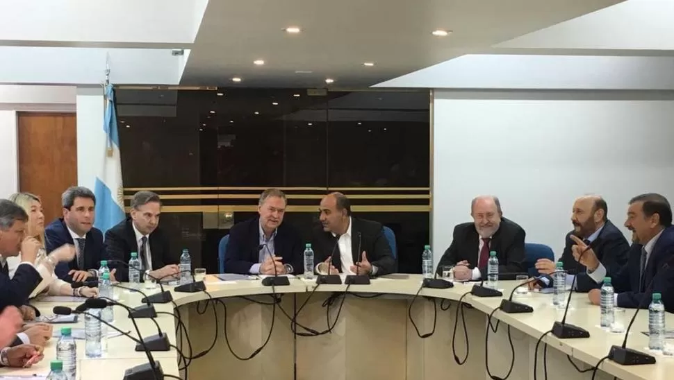 EN EL CFI. Los representantes de las provincias se reunieron nuevamente ayer; el tucumano Manzur y el cordobés Schiaretti se sentaron a la cabecera. secretaría de estado de comunicación pública