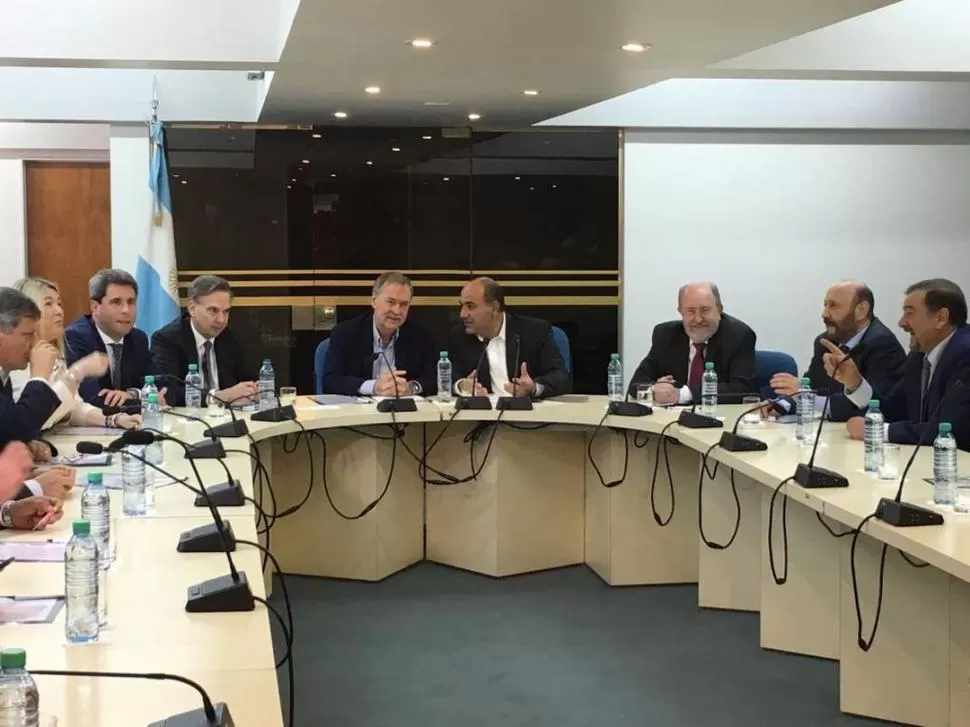 EN EL CFI. Los representantes de las provincias se reunieron nuevamente ayer; el tucumano Manzur y el cordobés Schiaretti se sentaron a la cabecera. secretaría de estado de comunicación pública