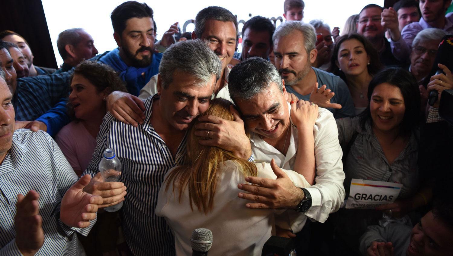 FESTEJO DE CAMBIEMOS. Alfaro y Cano abrazan a Beatriz Ávila tras las elecciones del domingo. LA GACETA / DIEGO ARÁOZ