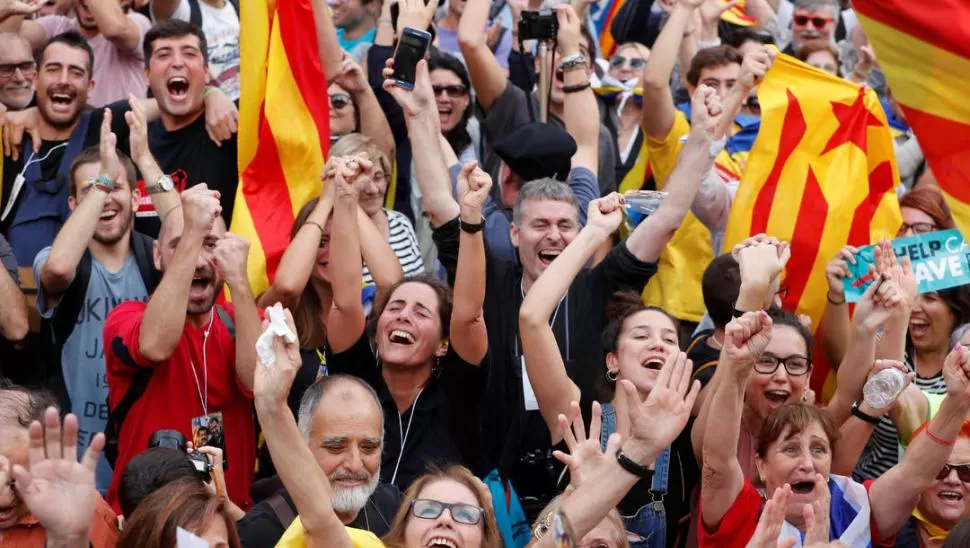 ¡VIVA LA REPÚBLICA! Los catalanes salieron a la calle a festejar la independencia de España, a la misma hora que en Madrid se aprobaba la intervención.  