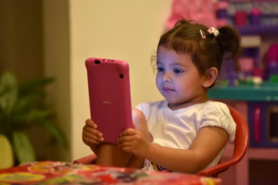 EN LA JUSTA MEDIDA. Hay que restringir el uso de pantallas, especialmente en los niños pequeños. LA GACETA / FOTO DE INÉS QUINTEROS ORIO