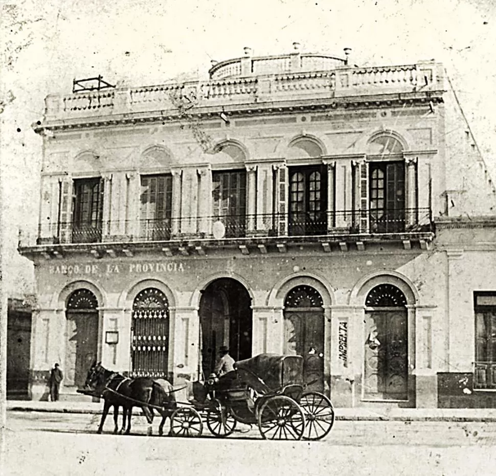 A FINES DEL XIX. Un coche de caballos frente al caserón Juan Manuel Méndez, de 25 de Mayo esquina 9 de Julio, en cuyos bajos funcionaba el Banco de la Provincia. 