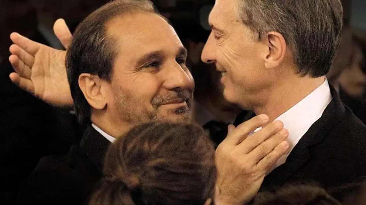 AMIGOS SON LOS AMIGOS. Caputo y Macri se conocen desde la secundaria. FOTO TOMADA DE CLARIN.COM