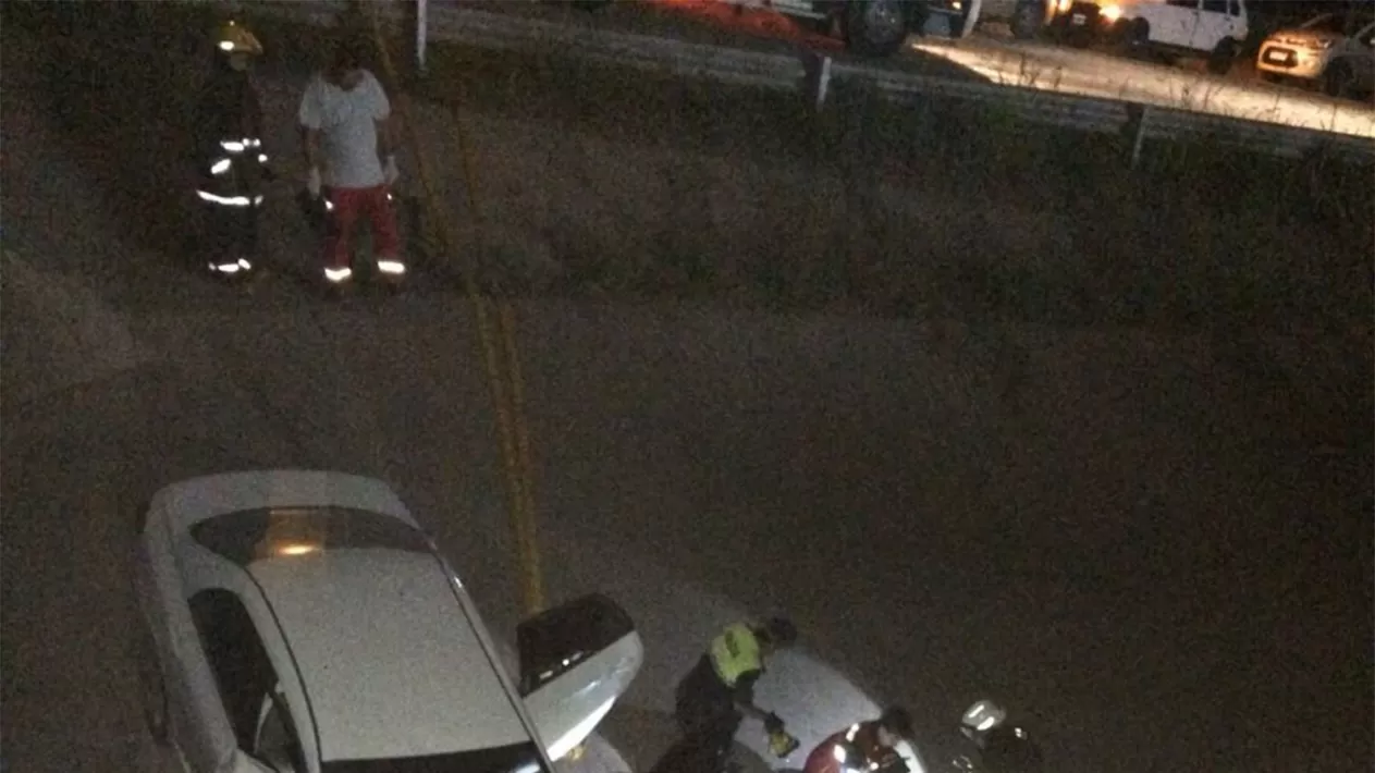 ACCIDENTE. Un auto Toyota blanco quedó dentro del canal. FOTO ENVIADA A LA GACETA WHATSAPP. 