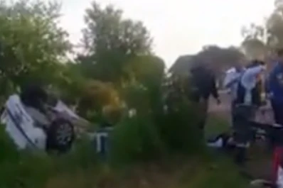Video: dos jóvenes volvían de una fiesta y su auto chocó de frente contra otro vehículo: un muerto