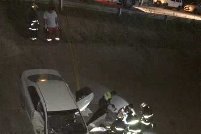 Un auto cayó a un canal de la zona del Camino de Sirga