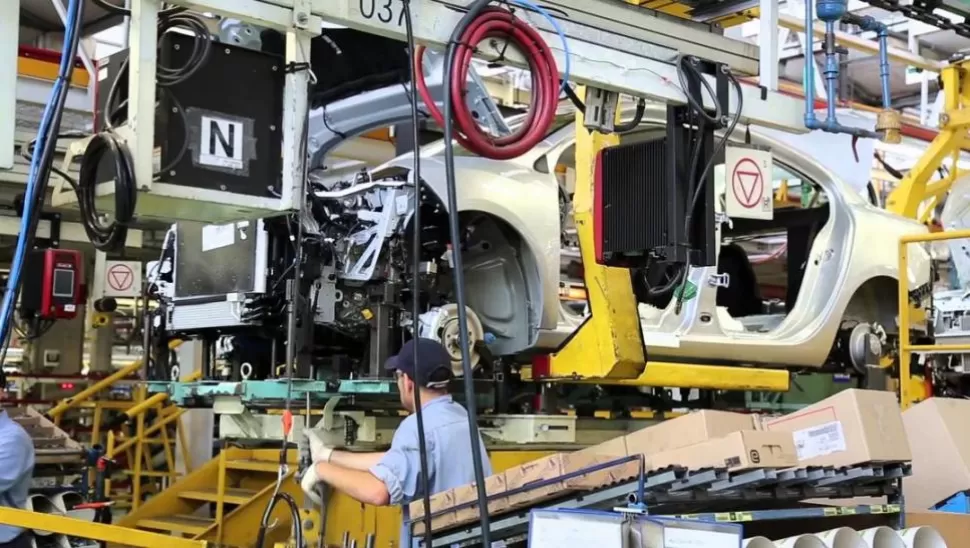 INDUSTRIA CRECIENTE. Hasta septiembre, la fabricación de autos acumulaba un crecimiento del 0,5% y se espera que la tendencia siga en 2018. foto de archivo