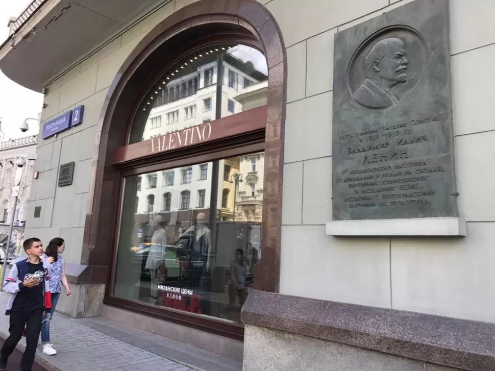 EX COMITÉ BOLCHEVIQUE. Una placa recuerda a Lenin en la fachada de la tienda Valentino.