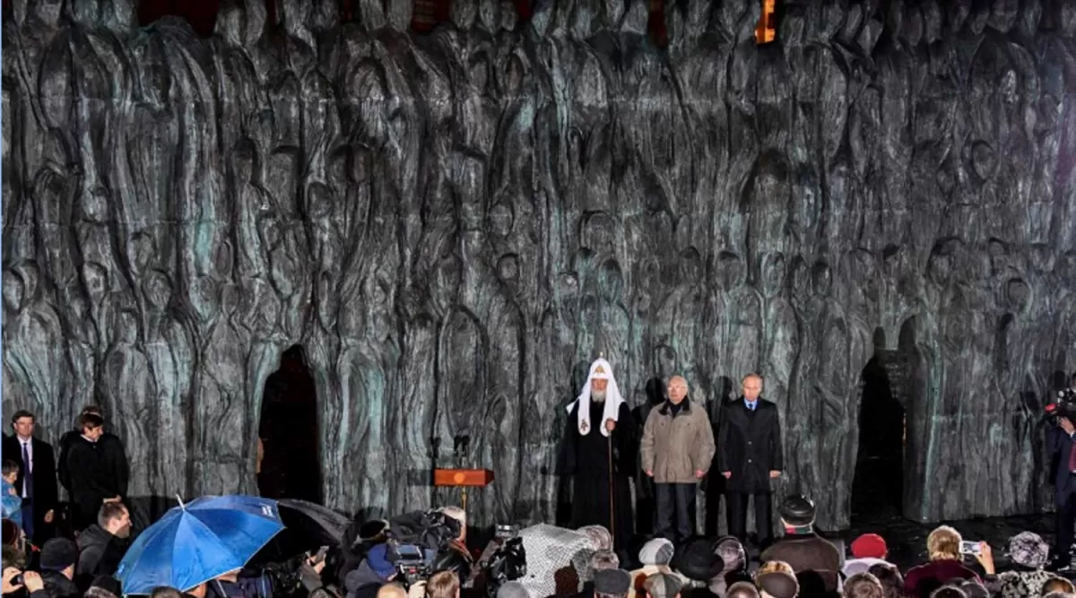 EL MURO DE LA TRISTEZA. Putin inauguró un monumento a las víctimas del stalinismo. (Reuters)