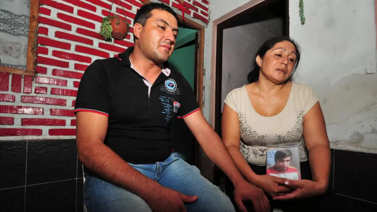SIN CONSUELO. Alicia Aballay, madre del menor, y Jorge Arias, su padrastro, sospechan de un crimen pasional. ARCHIVO LA GACETA / FOTO DE DIEGO ARÁOZ