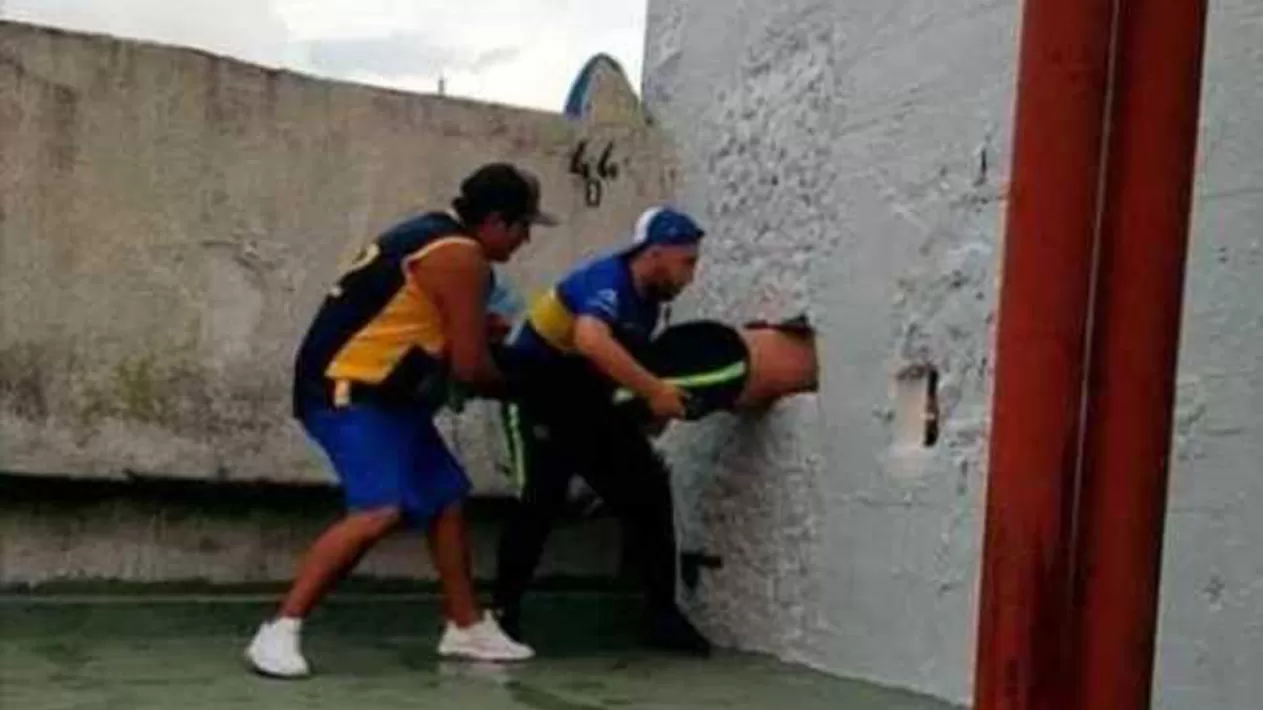 ATRAPADO. Hincha de Boca en La Bombonera. (FOTO TOMADA DE TWITTER)