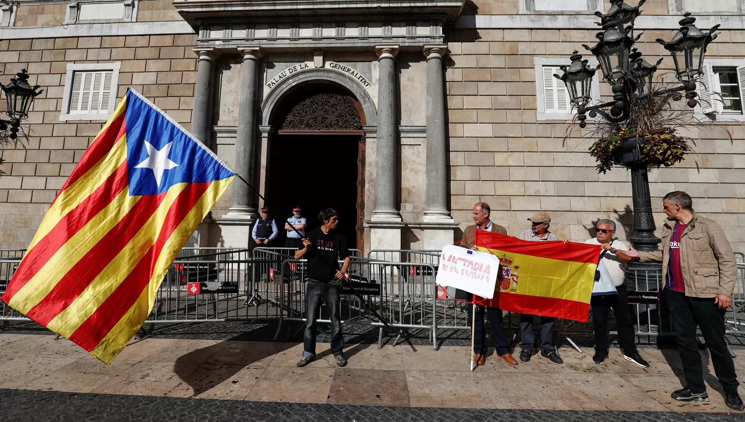 LAS DIVISIONES. Los independentistas y los pro España viven momentos decisivos luego de la declaración de la 155 y al rechazo del Gobierno de Mariano Rajoy. REUTERS