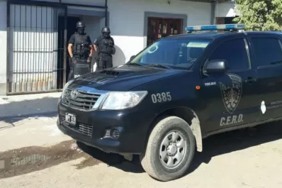 En un operativo por el crimen de un custodio de Alperovich hallaron un auto con un logo falso de la Policía