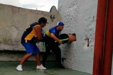 Se hizo viral: un hincha de Boca quiso pasarse de tribuna y quedó atrapado en la pared