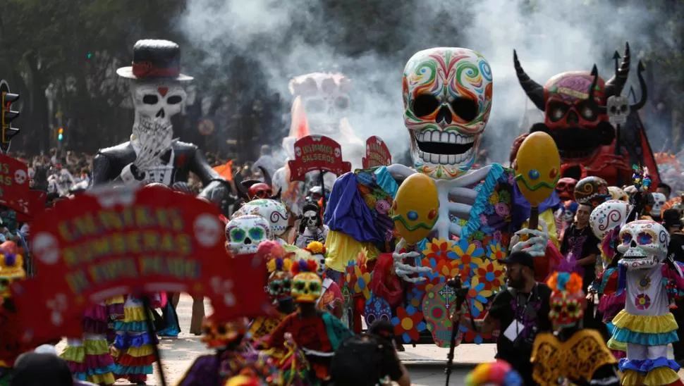 POR LA VIDA. El Día de Muertos se suele celebrar en casas y cementerios, pero ahora se convirtió en un carnaval.  reuters