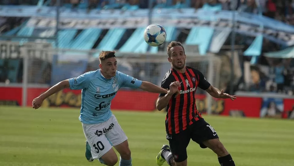 CON TODO. Sebastián Bellucchi tratar de dejar en el camino a José Escobar. fotos dyn