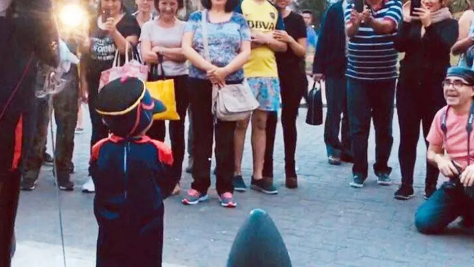 Video: el mini granadero enterneció a todos en la Plaza de Mayo