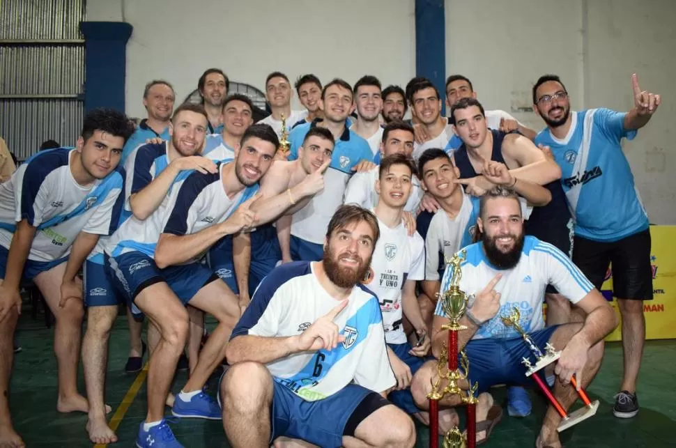 FESTEJO. Los jugadores de Tucumán de Gimnasia sonríen junto a los trofeos.   