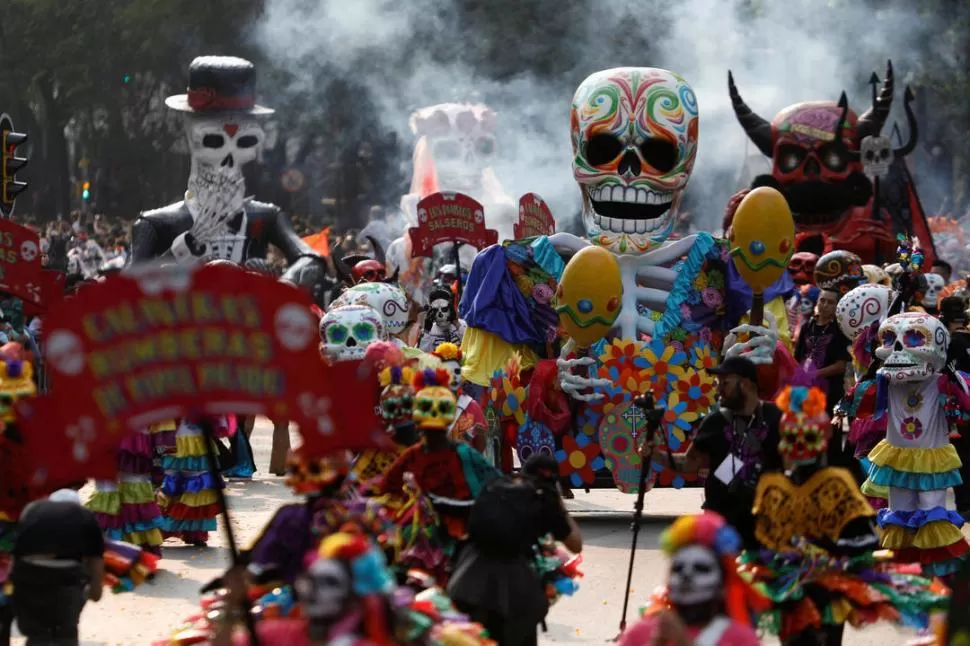 POR LA VIDA. El Día de Muertos se suele celebrar en casas y cementerios, pero ahora se convirtió en un carnaval.  reuters