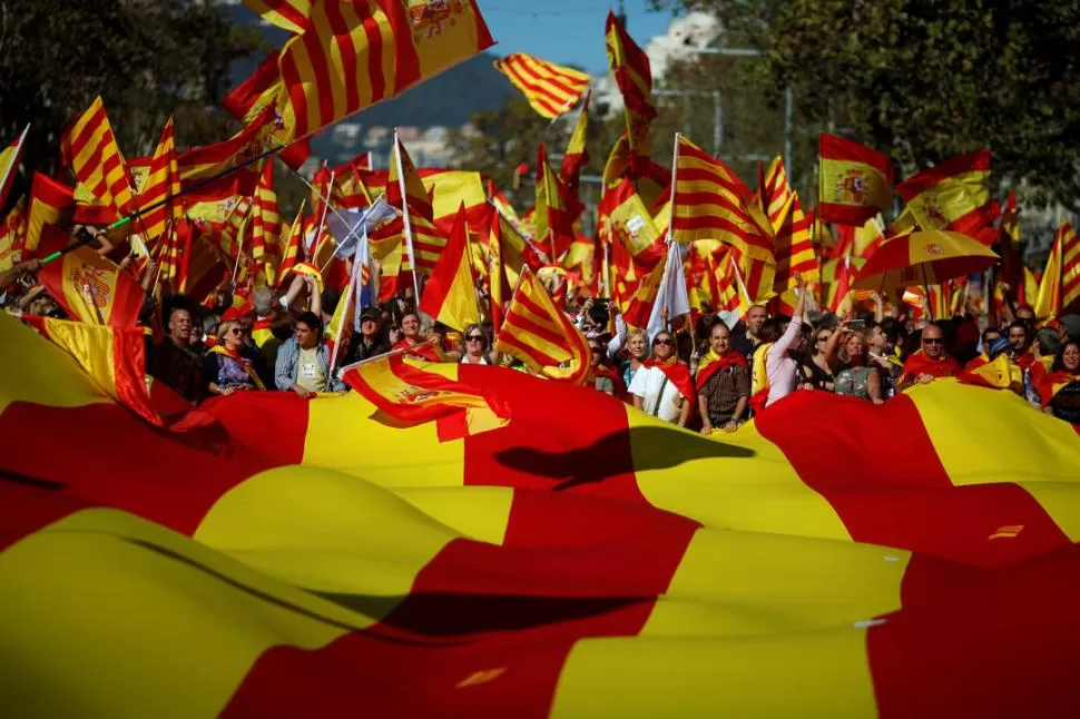 MAREA HUMANA. Las banderas de comunidad catalana y las banderas españolas inundaron la principal avenida barcelonesa, para apoyar la unidad. fotos reuters