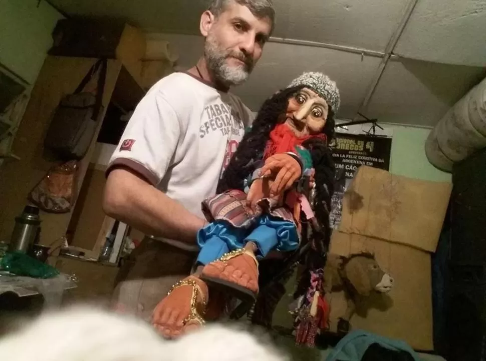 COMO UNO SOLO. Daniel Kily Lobo y su marioneta, Doña Pancracia.  