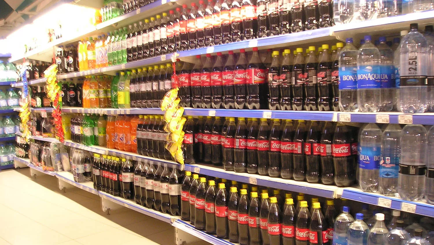 Nuevo frente de conflicto: el Gobierno nacional quiere aumentar impuestos a las bebidas con azúcar