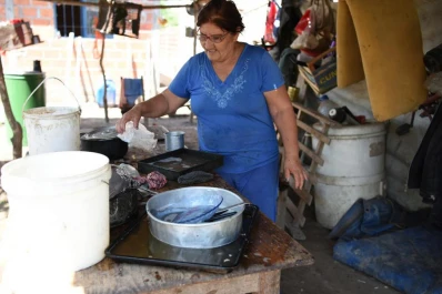 No tienen agua corriente, pero sí una invasión de moscas