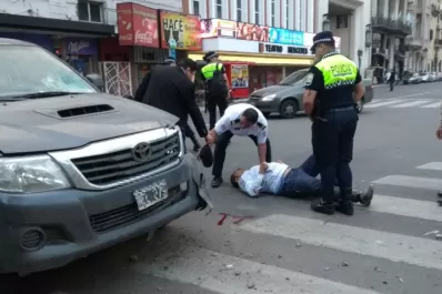 Violento choque entre una camioneta y una moto en pleno centro: un herido