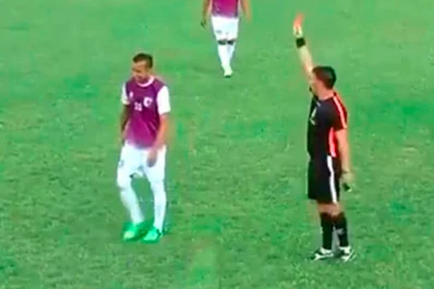 Video: en menos de 10 segundos sufrió la expulsión más insólita del año
