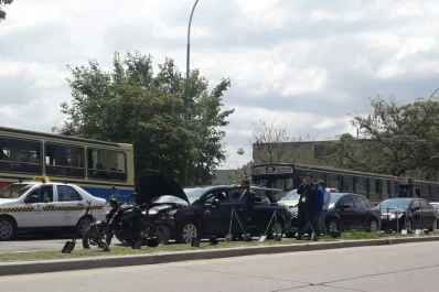 Iban al cementerio y el coche fúnebre se rompió en plena avenida Belgrano