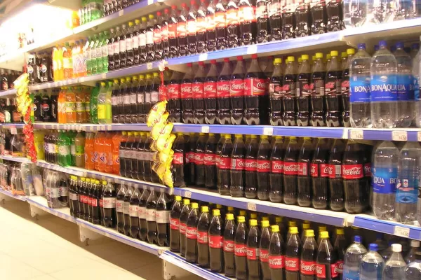 Nuevo frente de conflicto: el Gobierno nacional quiere aumentar impuestos a las bebidas con azúcar