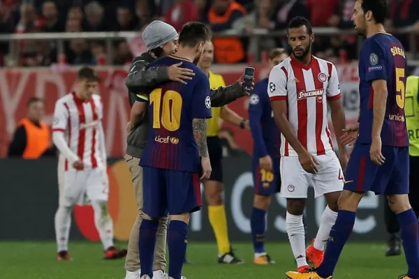 Dos hinchas se dieron el gusto de entrar a la cancha y demostrarle su cariño a Messi