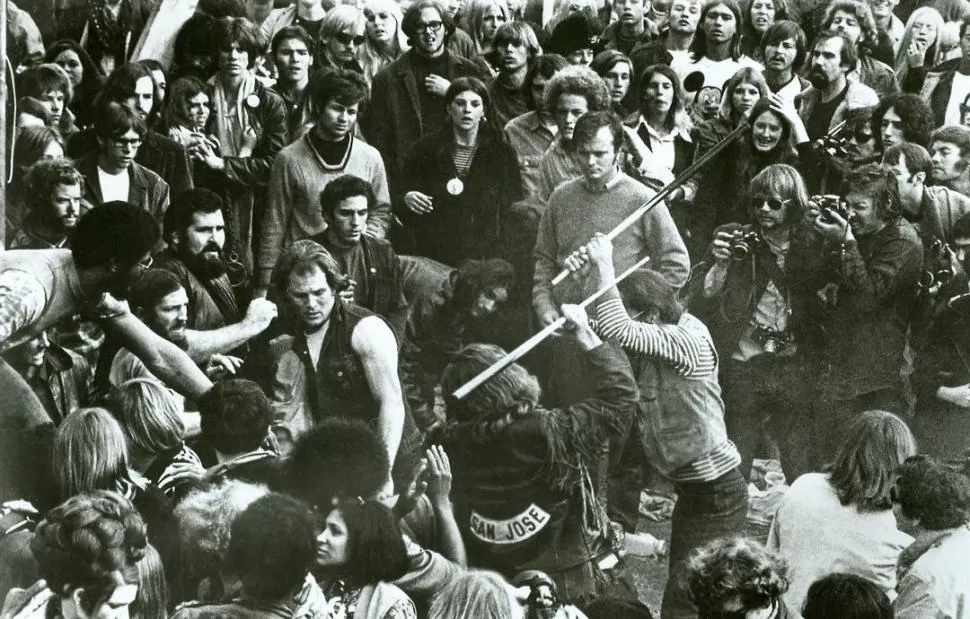 INQUIETANTE. Uno de los momentos centrales de “Gimme Shelter” es el asesinato “en vivo” de un joven por parte de los “Ángeles del Infierno”. Con esto, el Festival de Altamont marca virtualmente el fin de la era hippie. 