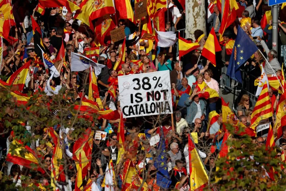 “MAYORÍA SILENCIOSA”. Así se denominaron los manifestantes que marcharon por la unidad con España.  reuters